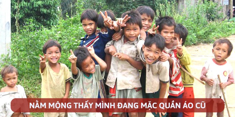 Nằm mộng thấy mình đang mặc quần áo cũ